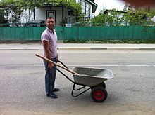 Comment rendre une chambre à air increvable ? 220px-Man_with_wheelbarrow