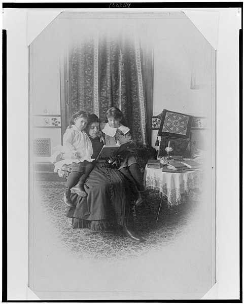 File:Marian Hubbard "Daisy" Bell and Elsie May Bell with governess LCCN00649940.jpg