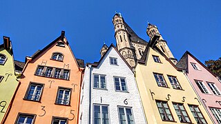 Fassaden der Altstadt von Köln (Mauthgasse) und Türme der romanischen Kirche Groß St. Martin