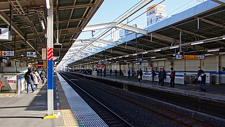 View of the platforms looking east (toward Nishi-Funabashi) from platform 2 in January 2012