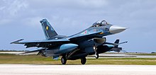 Japanische F-2 bei der Landung in Guam