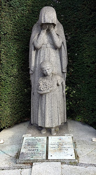 File:Monument aux morts des Première et Seconde Guerres mondiales - statue (Saint-Louis).jpg