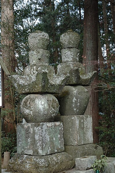 File:Mori Shigemasa and Onoki graves.JPG