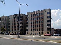 Le Grand Concourse traverse le quartier.