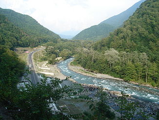 No curso médio do Msymta (foto de 2006, antes da construção da estrada e ferrovia de alta velocidade para os Jogos Olímpicos de Inverno em Sochi)