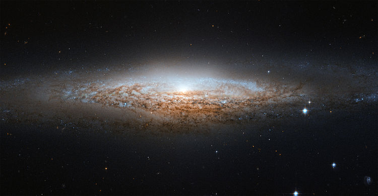 Галактика NGC 2683 из созвездия Рыси, видимая практически с ребра, что придает ей сходство с классической формой космического корабля из научно-фантастических произведений