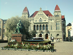 Finlands nasjonalteater. Statue av Aleksis Kivi foran