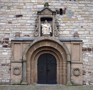 Das Westportal mit der Pietá