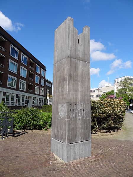 File:Nijmegen - Wachters aan het Keizer Karelplein voor de Titus Brandsma Gedachteniskerk - 1.jpg