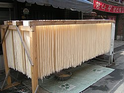 Elaboración de fideos en las calles de Seoul