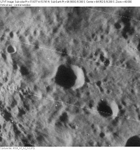 Снимок зонда Lunar Orbiter - IV. Кратер Сомервиль в центре снимка.