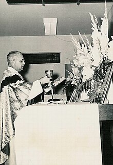 Before receiving Communion from the chalice, the priest makes the sign of the cross over himself, saying (in Latin): May the Blood of our Lord Jesus Christ preserve my soul unto everlasting life. Amen. Offertory Offertorium Suscipe Sancte Pater.jpg