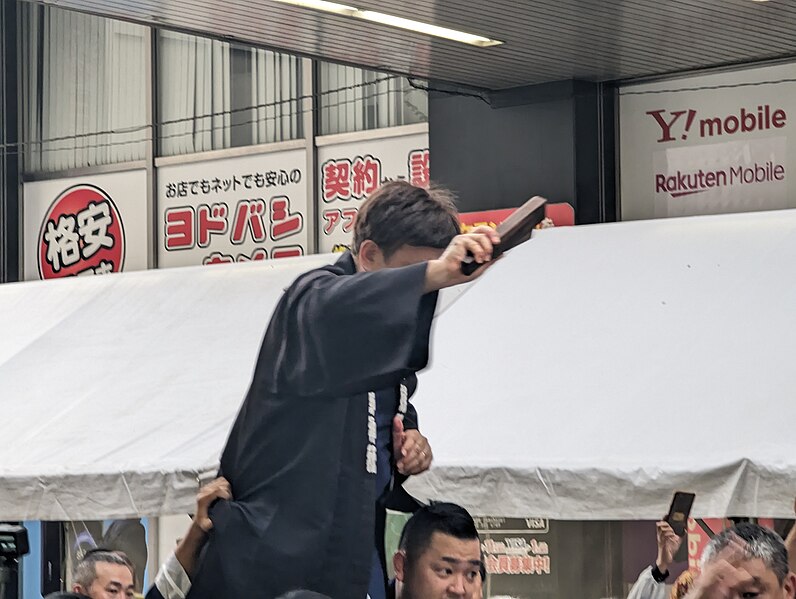 File:Omikoshi in front of Nishi-Shinjuku Yodobashi 12.jpg