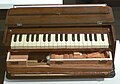 Orgel (Harmonium?) mit Schmuggelfach für Rauschgiftschmuggel