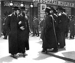 Juifs orthodoxes à Leopoldstadt 1915.JPG