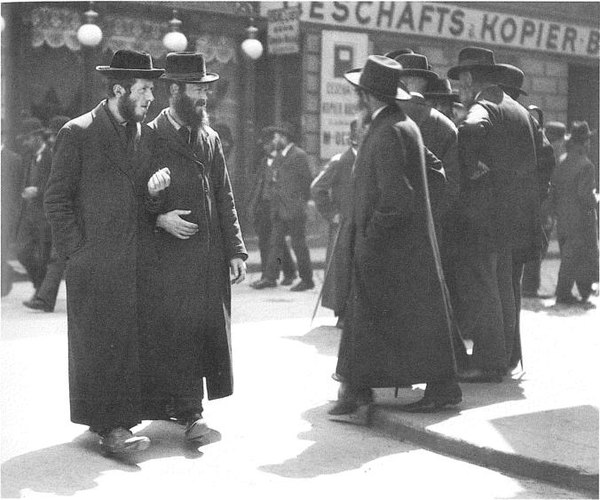 Haredi Jews from Galicia at the Karmelitermarkt [de] in Vienna's second district, Leopoldstadt, 1915