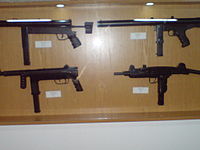 クロアチア紛争で使用されたクロアチア製の各種短機関銃の展示。 右下がUZIコピーのERO。 その他は、左上がザギM-91、右上がプレター91、左下Šokac短機関銃。