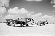 1943年、チュニジアにて鹵獲したMe 109Gとともに写るP-40F