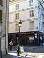 La rue des Deux-Ponts débouche sur les quais d'Anjou et de Bourbon.