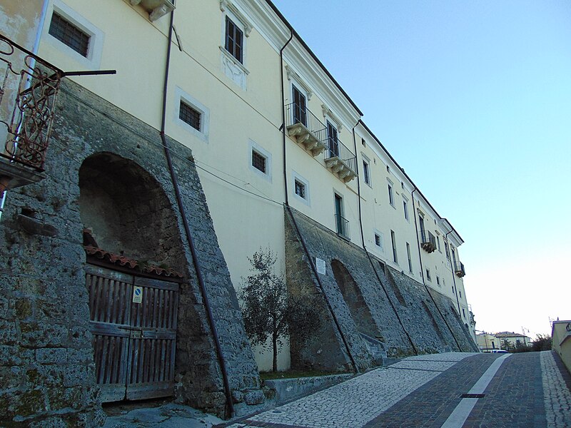 File:Palazzo Scamolla-Filomusi - Tocco da Casauria.jpg