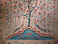 Palempore aux magnolias, détail 1 (coton peint teint par mordançage et réserve. Inde, Côte de Coromandel, premier quart du 18e siècle).