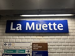 Plaque émaillée indiquant le nom de la station.