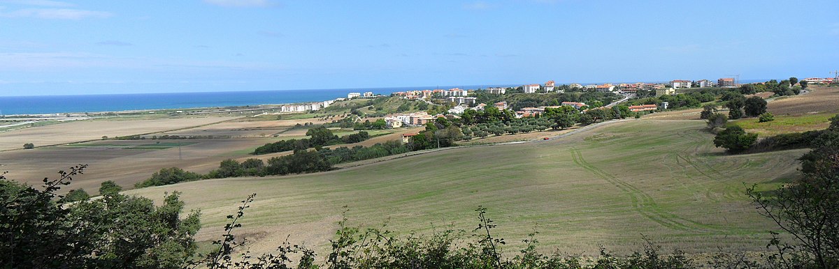 Panorama ze wzgórza na kawałek miasta Termoli