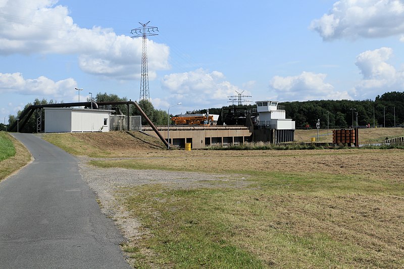 File:Papenburg - Dockschleuse 31 ies.jpg