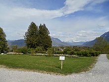 Parc du château de l'Échelle, vue sur le haut-Faucigny (printemps 2019).