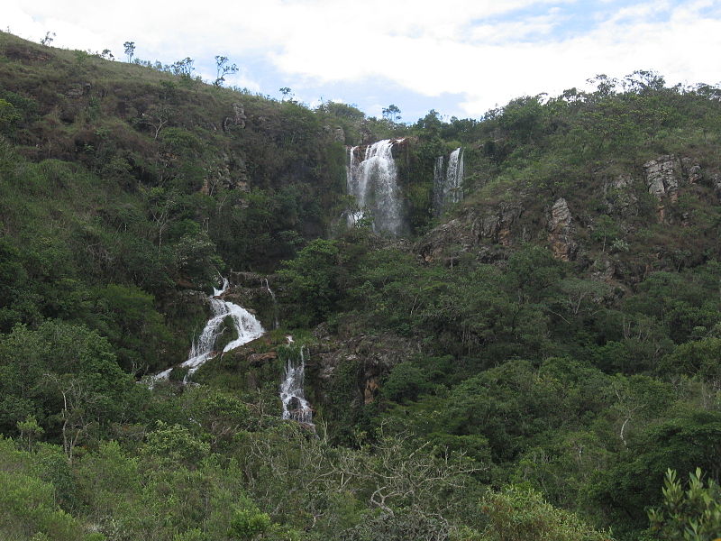 File:Parque Nacional Serra da Canastra - Cachoeira do Jota ou da Gurita 01 - 2012 mes01 dia15.JPG