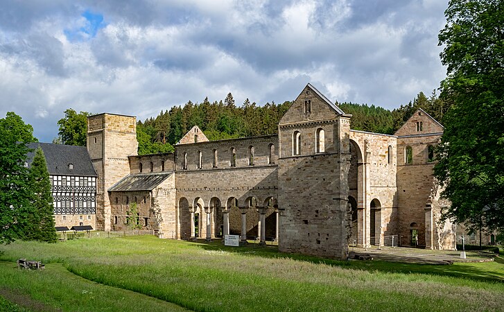 圖為德國鮑林澤拉羅馬式修道院遺跡的東南面視角。