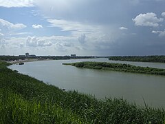 Veduta di Pavlodar;  in primo piano, il fiume Irtysh