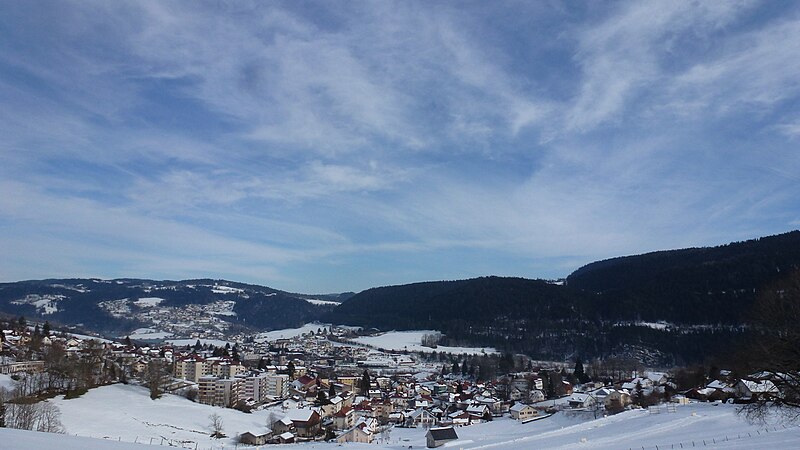 File:Paysage hivernal à Villers-le-Lac. L'église Saint-Jean (XIXe siècle), le Lac de Chaillexon (partiellement recouvert de glace) et Les Brenets (Suisse) 1..JPG