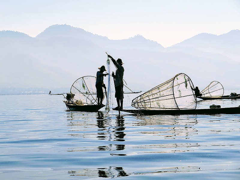 File:Pescatori con nasse e reti.jpg