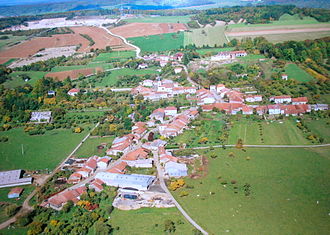 Prise de vue aérienne du village de Beaufremont (fin des années 1990).