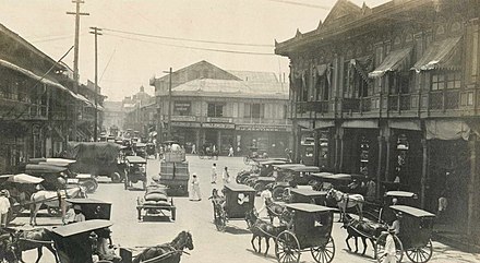 Busy streets of early American-era Manila
