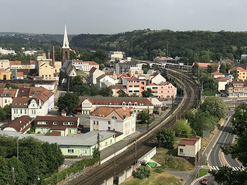 File:Pohled na Kralupy z Hostibejku 2018.jpg