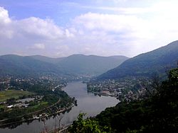 Pohled na Vaňov (na pravém břehu řeky) směrem od Ústí nad Labem