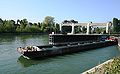 Pousseur et barge à l'écluse de Chatou sur la Seine