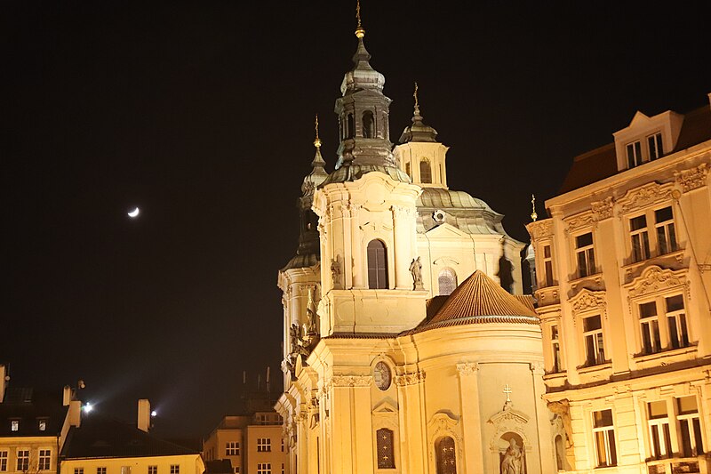 File:Praha, kostel s. Mikuláše na Starém Městě v noci.jpg