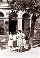 Pričetek pouka - pred 1. gimnazijo 1961 v Mariboru.jpg