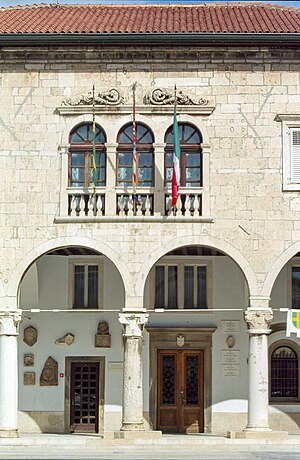 Närbild av palatsets huvudentré.