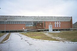 Sportcentrum med en byst föreställande Vladimir Lenin.