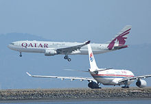 Un Airbus A330-200 de Qatar Airways aterriza mientras un Airbus A330-200 de China Eastern Airlines rueda.