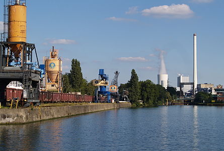 Links Kaimauer und Verladeanlagen der Wanne-Herner Eisenbahn und Hafen, dahinter die nördliche Schleuse