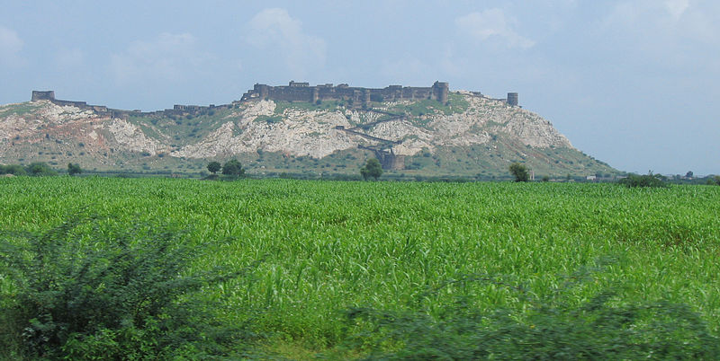 File:Rajastan, railside scenes between Rawanjana Dungar and Bansthali Niwai (12).JPG