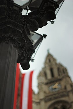 Rathaus Wien mit österreichischer Fahne