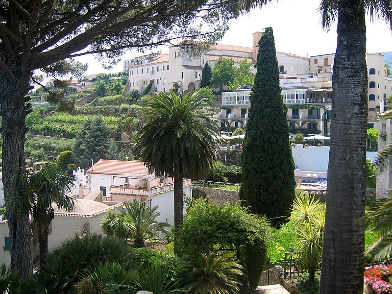 File:Ravello Villa Rufolo les jardins en2006 (1).jpg