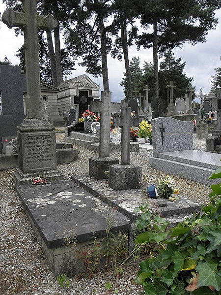 File:Rennes (35) Cimetière du Nord Tombe P. Banéat.jpg