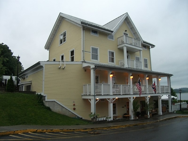 File:Rhinecliff Hotel Jun 11.jpg